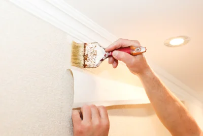 Pose de papier peint à Saint-Yvi — revêtements muraux et toiles de verre